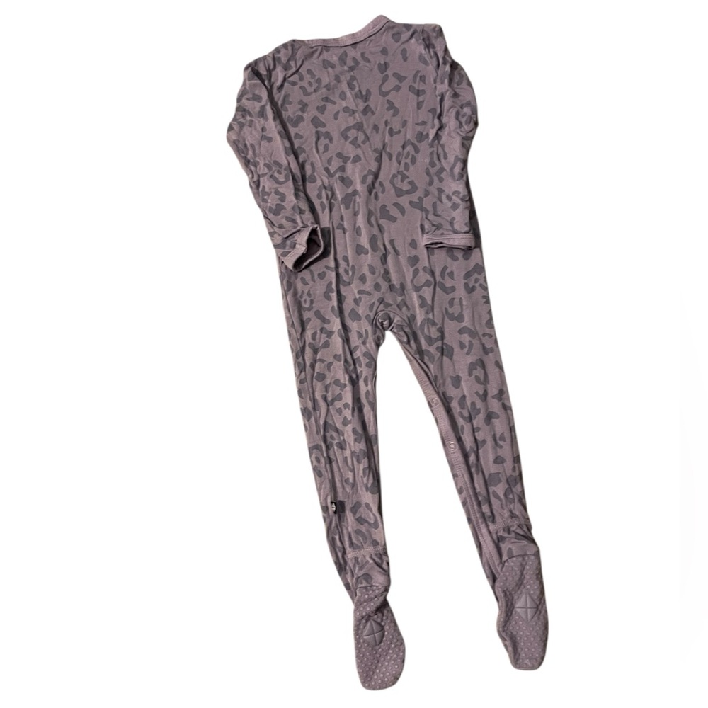Kyte BABY Buttoned Footie – Taro Leopard‎ – 12-18 Months – Bamboo – NWOT - Picture 2 of 5